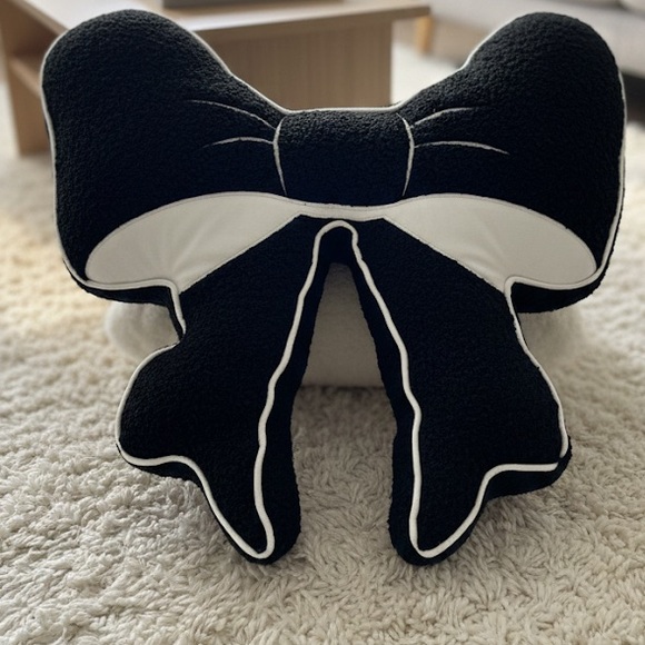 styled collection Other - 3D Black and White Bow Pillow
